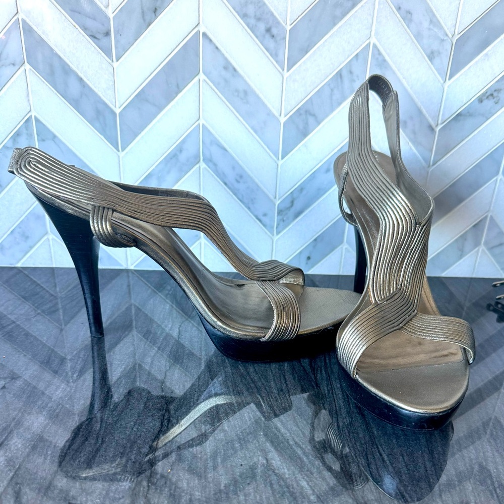 Beautiful Pelle Moda sandal heel in Pewter chrome leather size 10